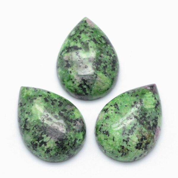 Rubin_zoisit_kabašon_25x18x7mm