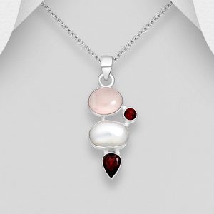 Srebrni privjesak sa slatkovodnim biserom, granatom i rozim kvarcom